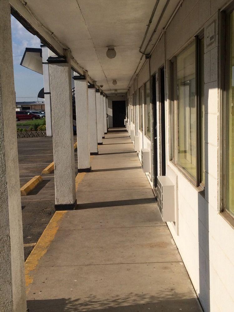 Hutchinson Inn エクステリア 写真