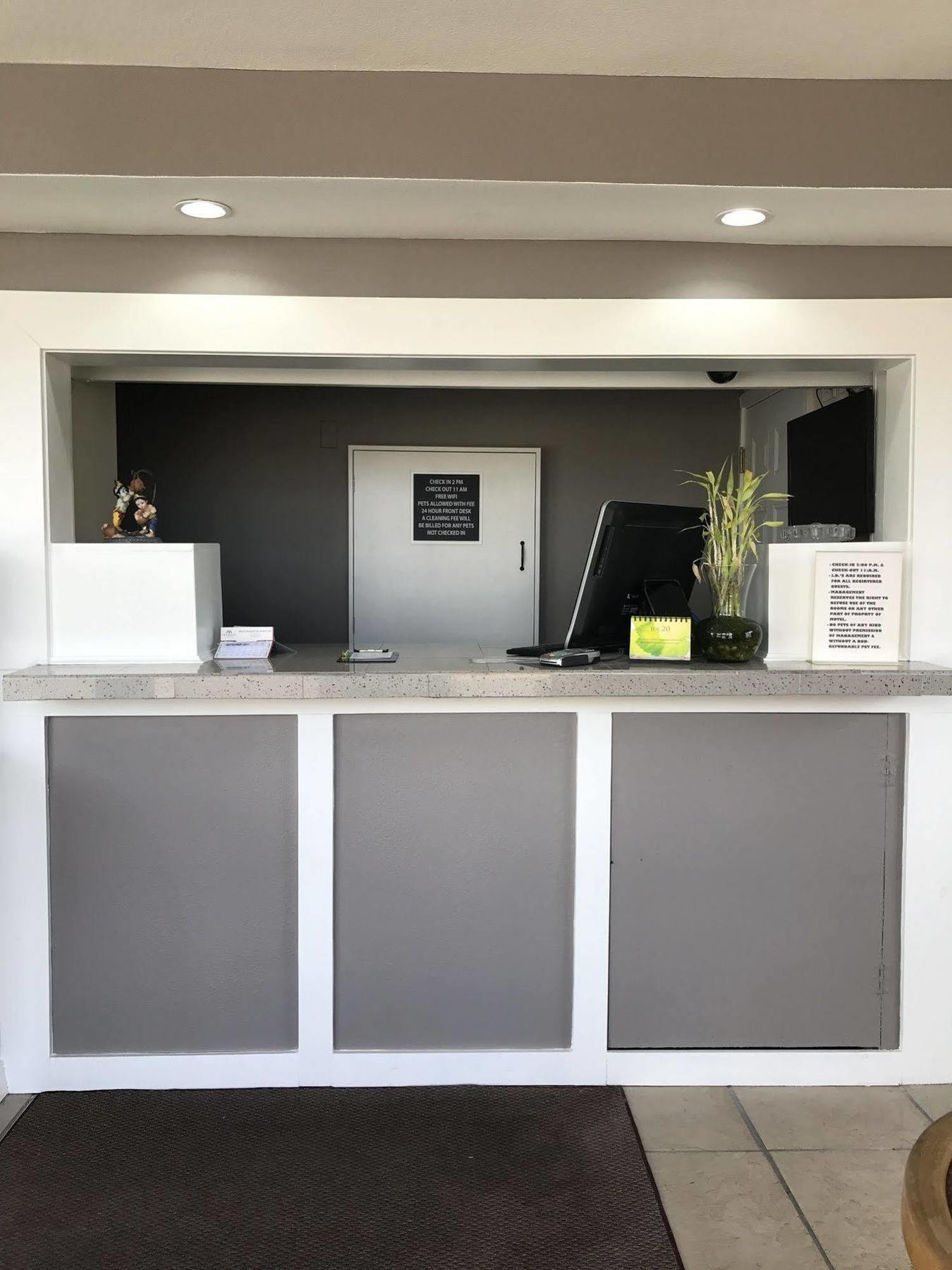 Hutchinson Inn エクステリア 写真